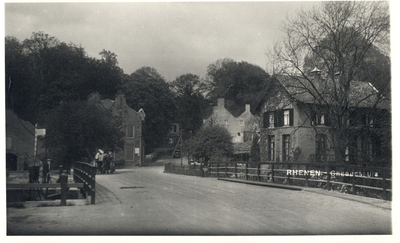 12094 Gezicht op de Grebbebrug over de Grebbesluis te Grebbe bij Rhenen, uit het oosten, met links de villa Grebbestein ...